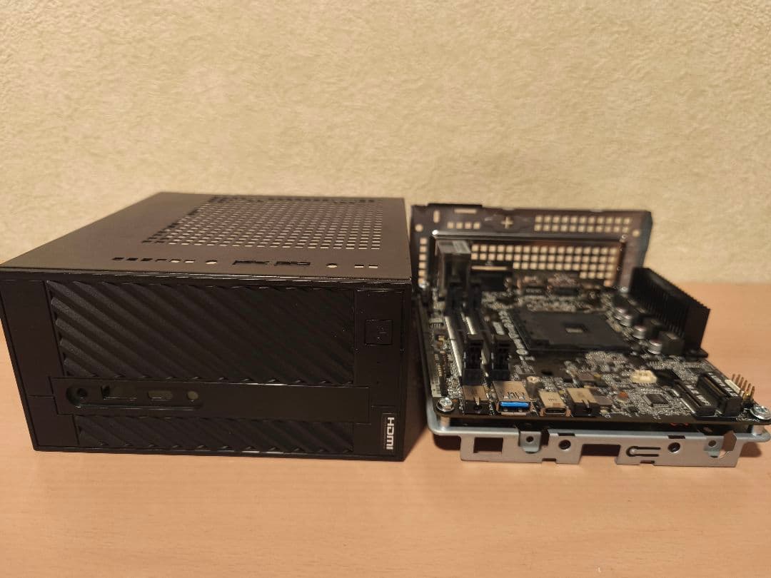 ベアボーン・キット deskmini A300 GPU性能に自信あり。Mini-STX初のRyzen対応ベアボーンキットASRock