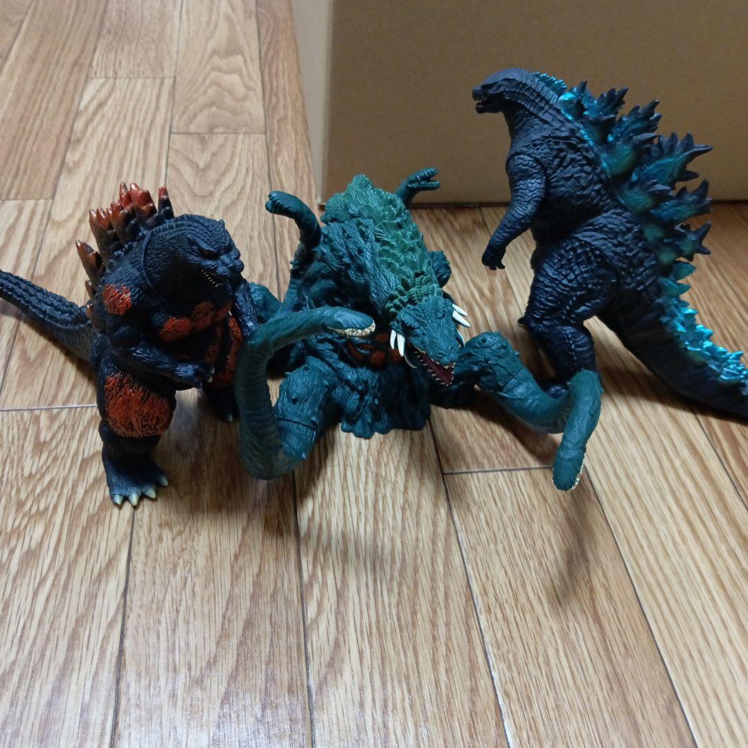 ゴジラフィギュア 、ソフビ、3体セット - メルカリ