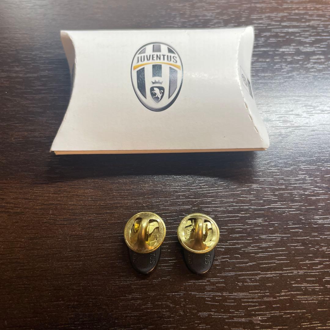 新品】ユベントスJuventus ロゴ入り ピンバッチ2個+箱付き - メルカリ