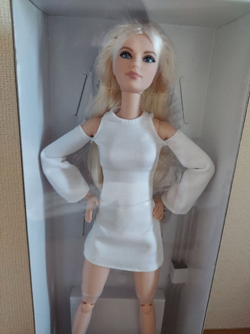 バービー人形　LOOKS　白　新品未使用未開封　レア