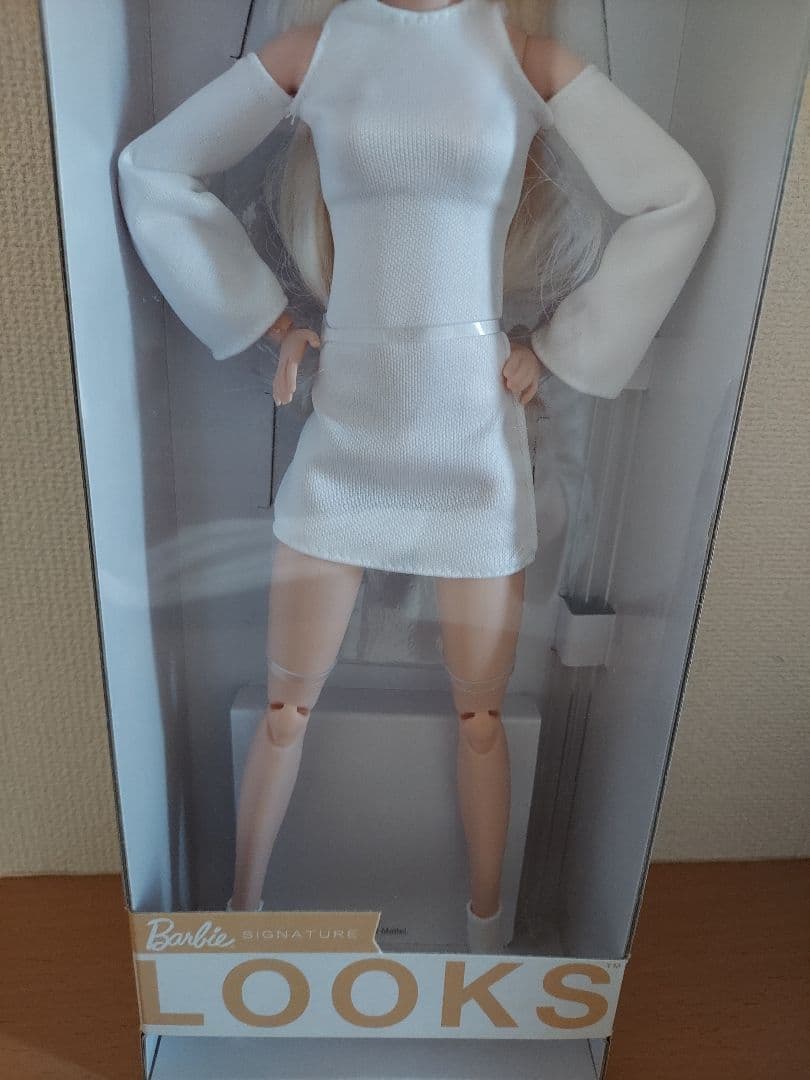 バービー人形　LOOKS　白　新品未使用未開封　レア