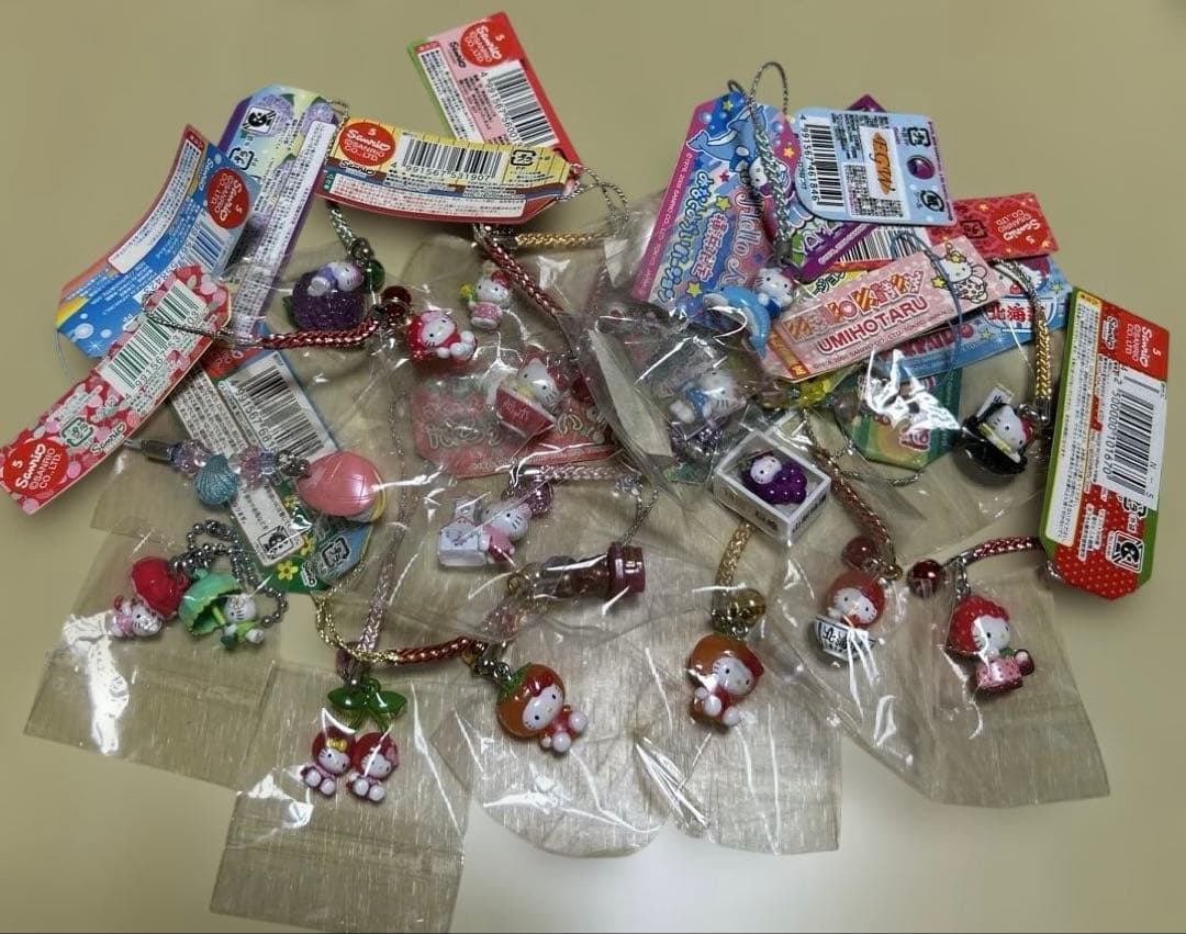 ハローキティ　ご当地限定キティ24個(使用済みもあり)＋キーホルダー　まとめ売り サンリオ ハローキティ ご当地 ストラップ キーホルダー根付 まとめ