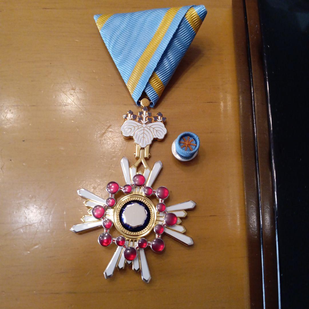 極美品】瑞宝双光章 H15制度改正後 新型 完品 本物保証 勲章 純銀製