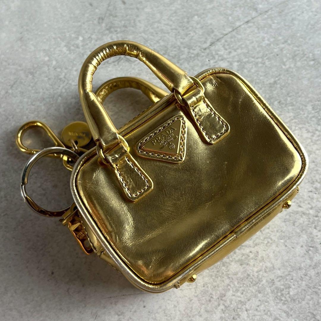 美品✨PRADA ハンドバッグ チャーム 三角ロゴプレート レザー キーホルダー PRADA トライアングル キーホルダー プラダ 三角プレート キーリング