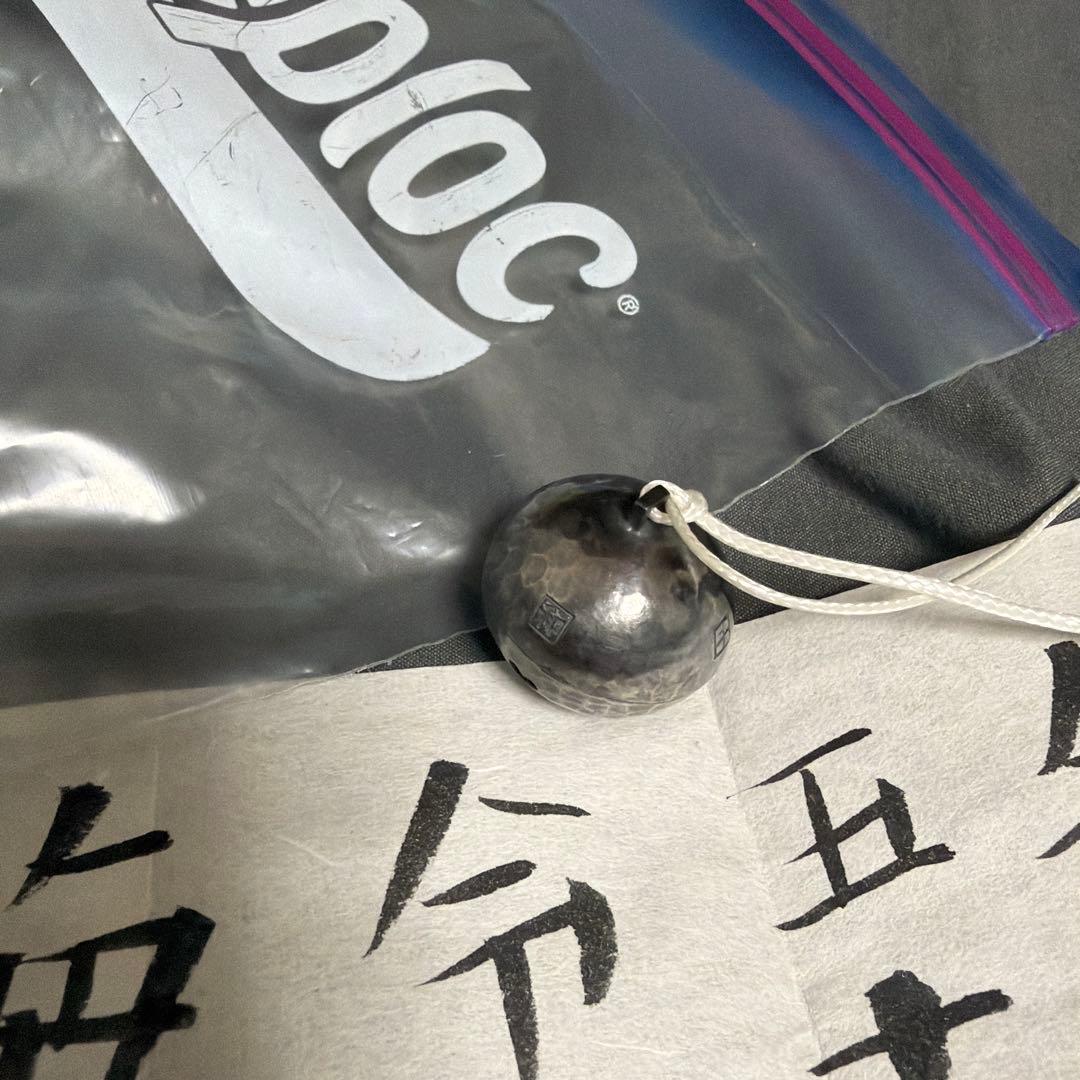 鈴　イソガワクミコ作