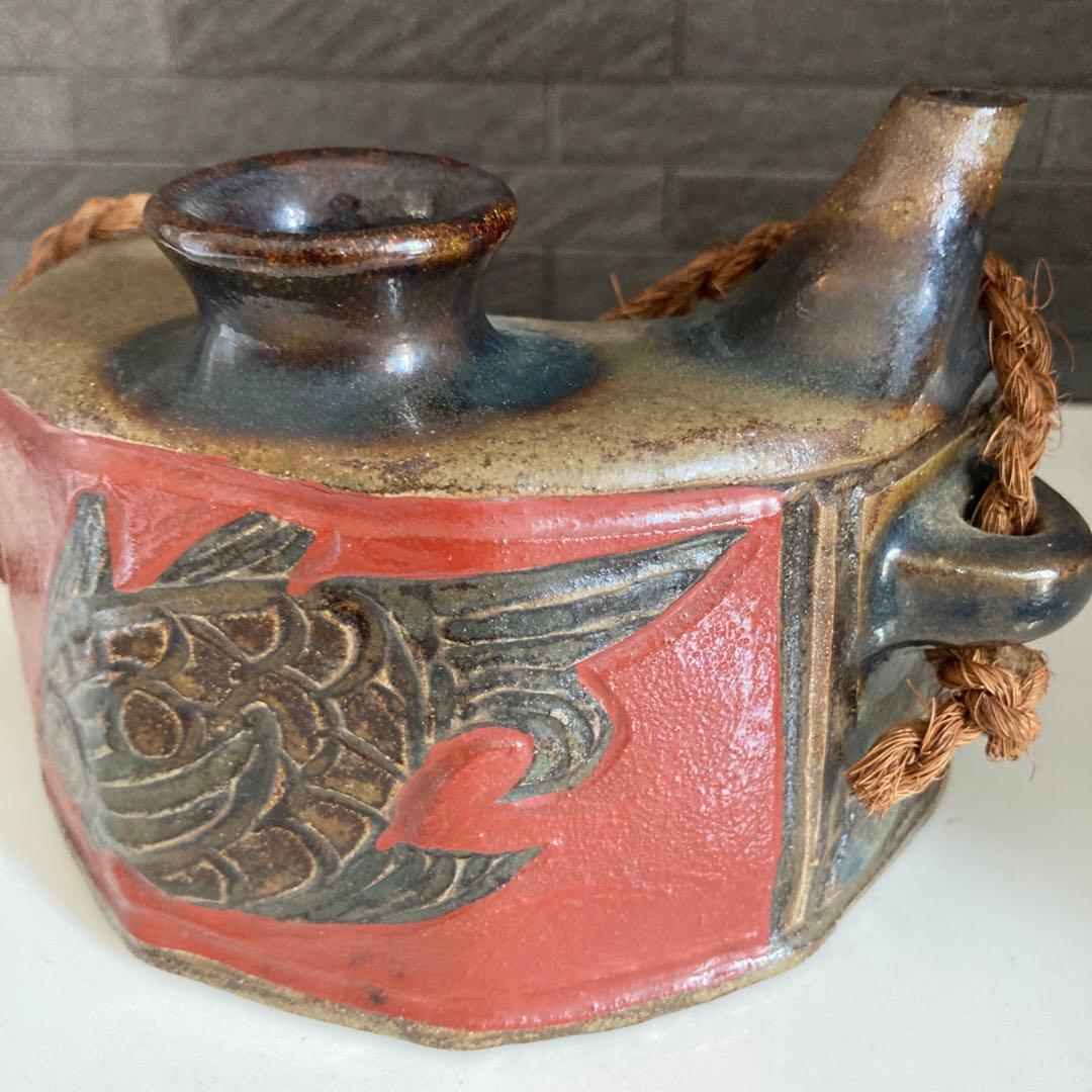 サインだけのわりと近年の作品 小橋川清正 琉球壺屋焼 赤絵彫魚模様