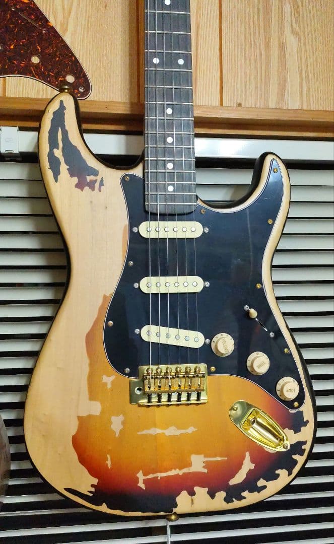 SRV風　お楽しみキャスター　エレキギター レリックサンバースト ビンテージ風