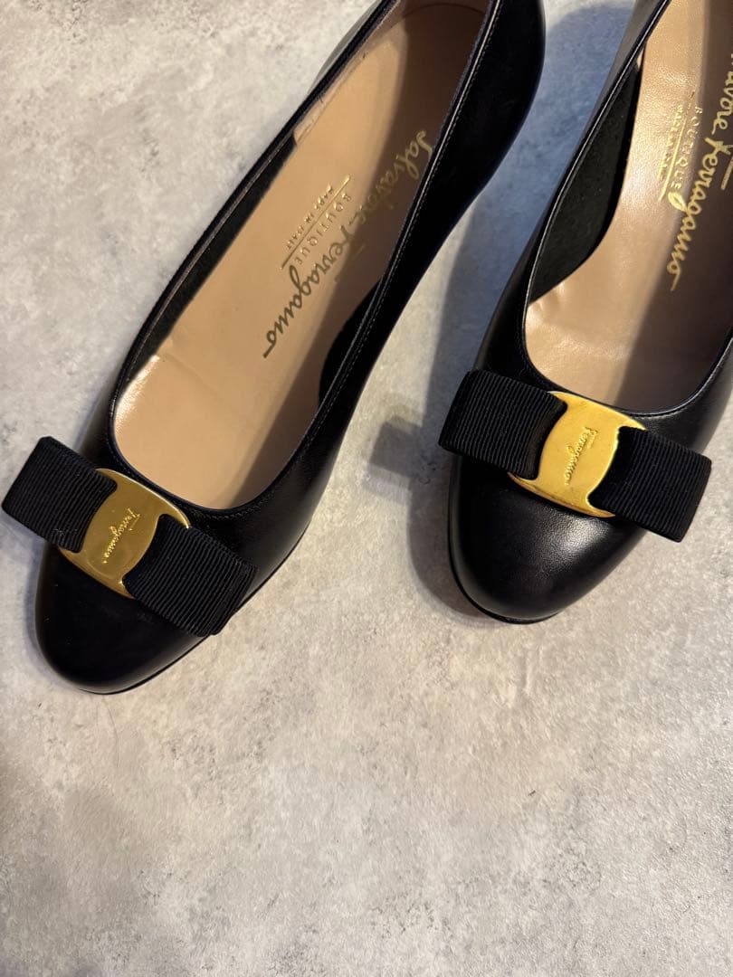 フェラガモ ヴァラ リボンパンプス 5C 22.5cm 黒 - メルカリ