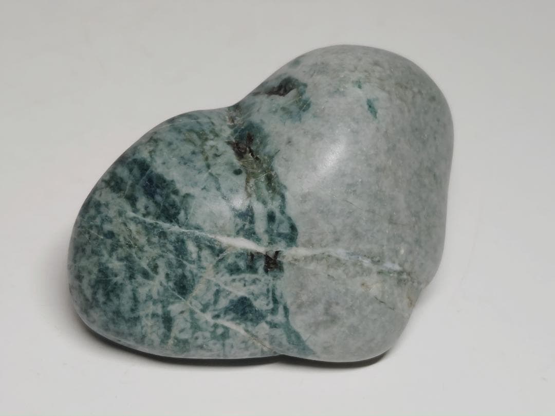 糸魚川① 翡翠 158g ヒスイ 原石 鑑賞石 自然石 誕生石 鉱物 鉱石 水石