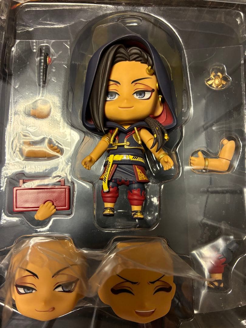 特典缶バッジ付き ジャミル・バイパー ディズニー ツイステッド