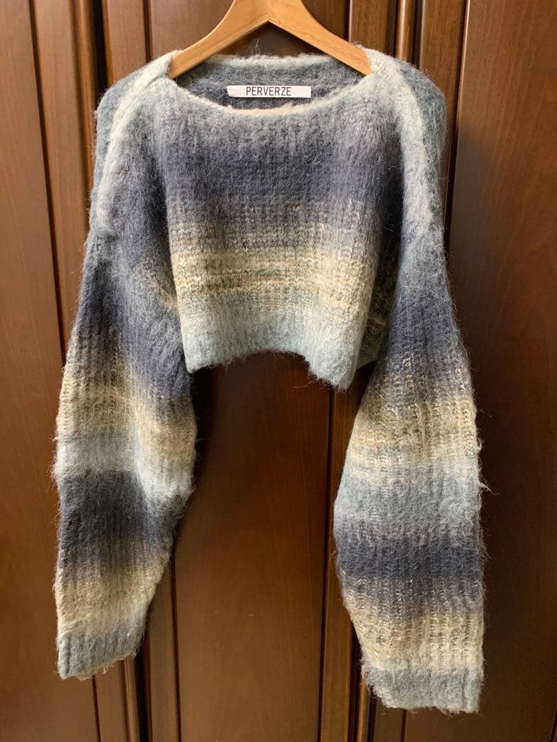 PERVERZE Gradient Stripe Top and Scarf - メルカリ