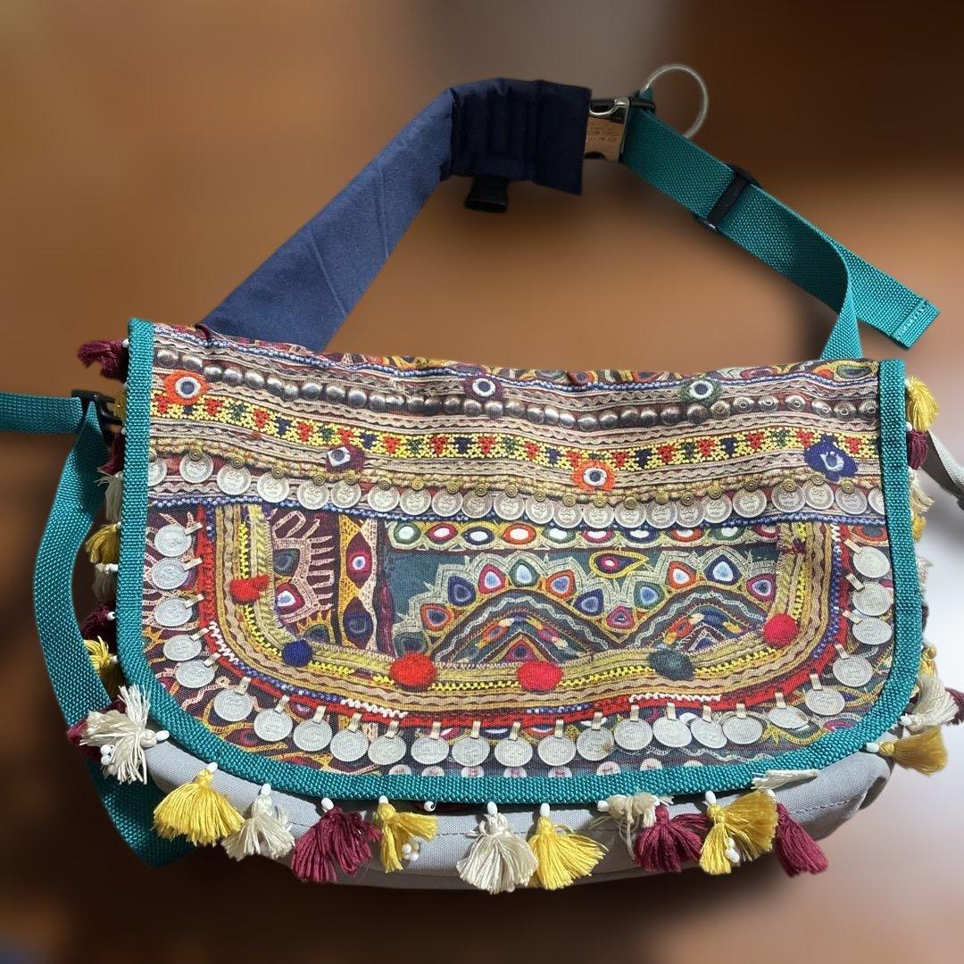 UNDERCOVER 民族装飾 転写 メッセンジャーバッグ UNDERCOVER メッセンジャーバッグ 転写プリント ネイティブ柄 民族