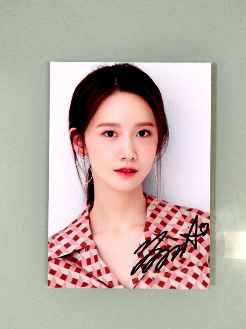 セール中…ユナ直筆サイン入り2Lサイズ写真…YoonA…少女時代 - メルカリ