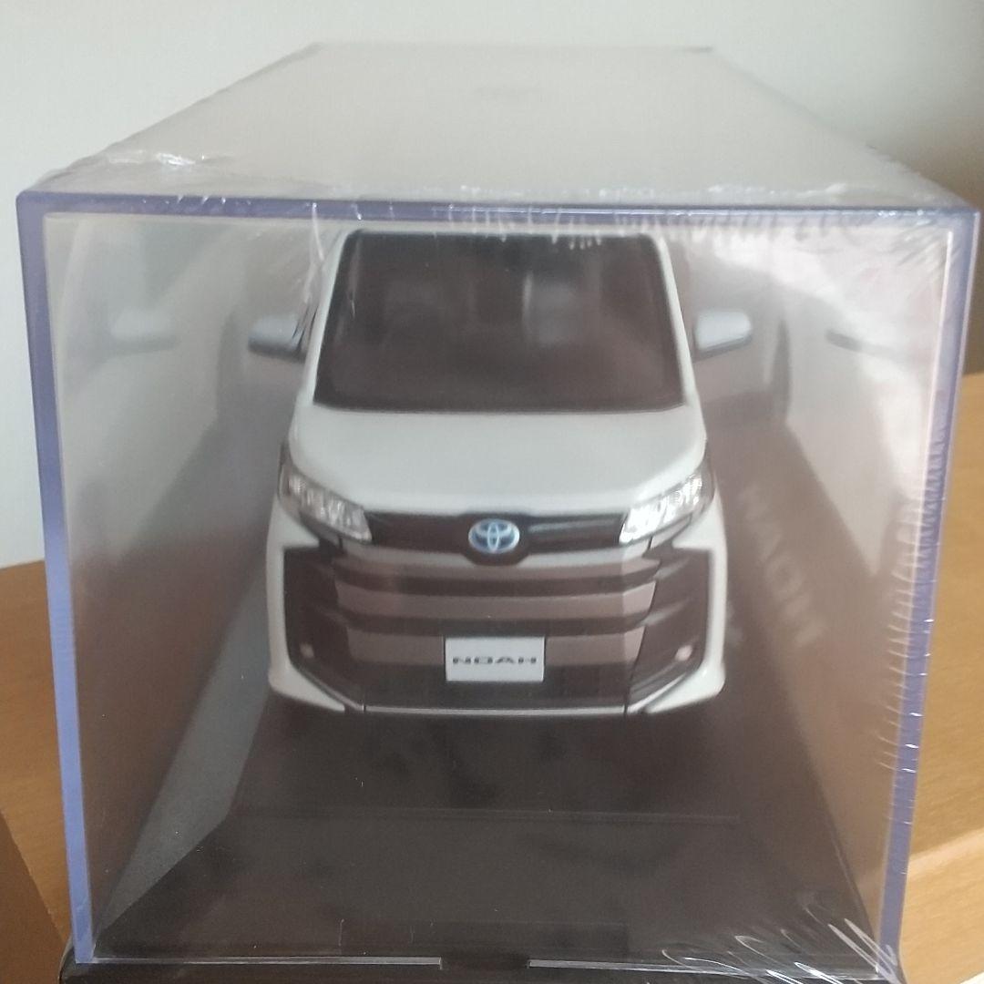 ディーラー非売品】トヨタ ノア 90系 カラーサンプル ミニカー