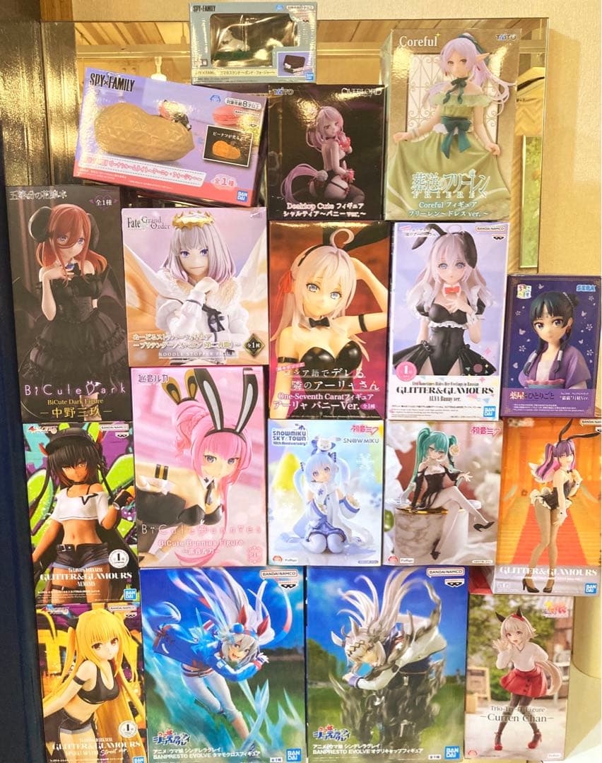 美少女系フィギュア16体 ＋アーニャとボンドオマケ付 SPY×FAMILY』アーニャとボンドが一緒に遊んでいるワンシーンをイメージ