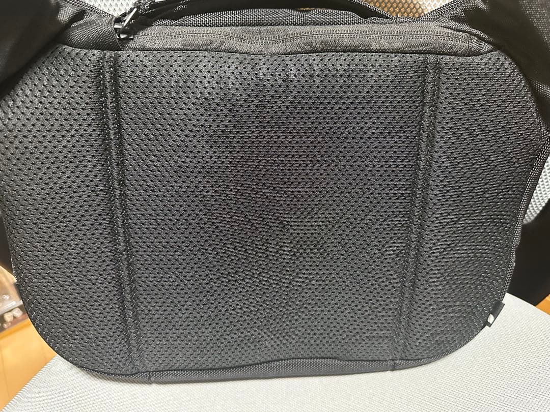 バッグ incase Tracks Sling / 7L -Black-