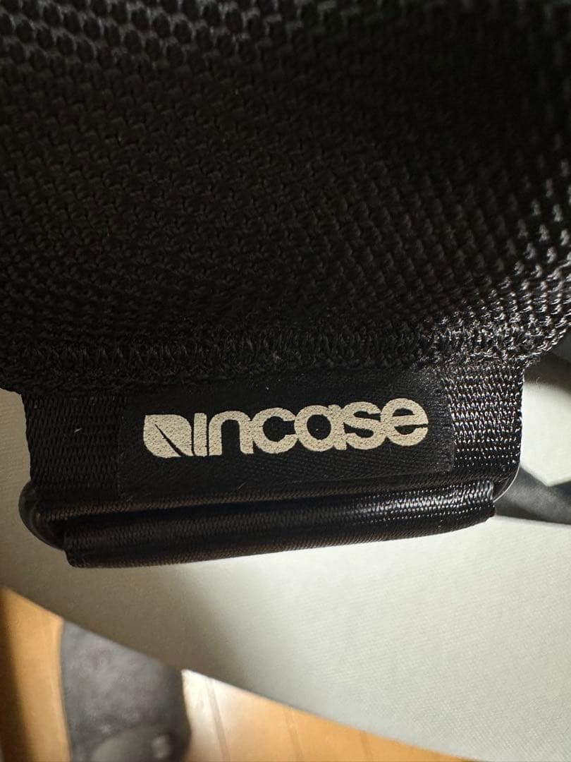 バッグ incase Tracks Sling / 7L -Black-