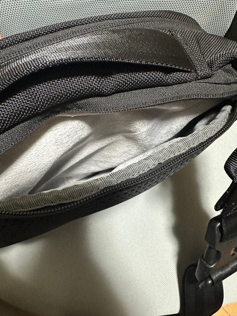 バッグ incase Tracks Sling / 7L -Black-