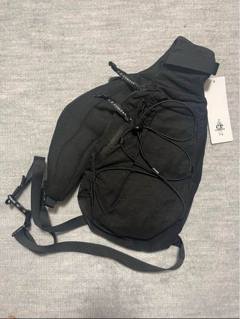 cp company シーピーカンパニー レンズショルダーバッグ ブラック C．P COMPANY(シーピーカンパニー) ショルダーバッグ ブラック｜【公式