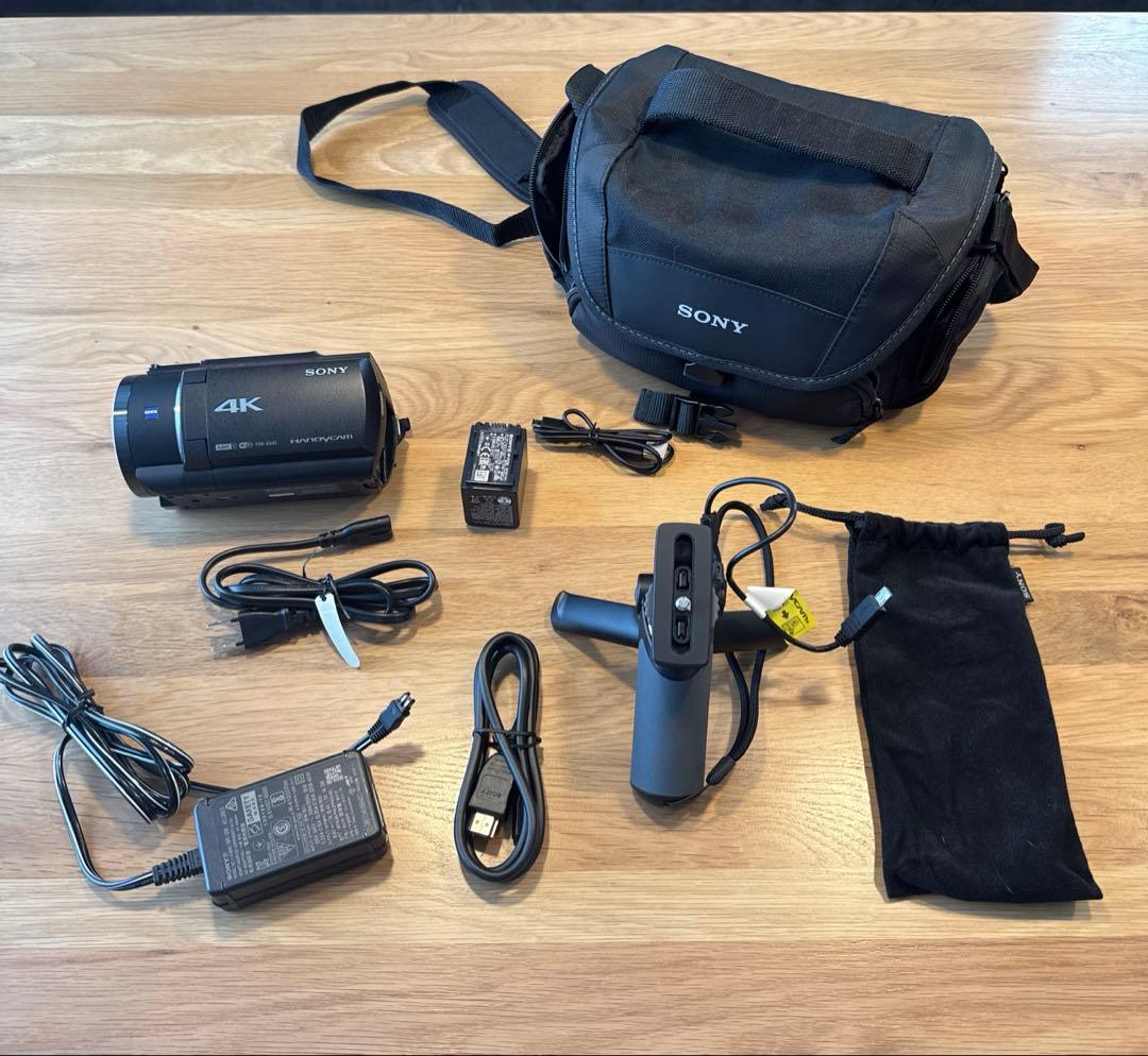 SONY 4K Handycam FDR-AX45 ケース／小型グリップ三脚付き FDR-AX45 | デジタルビデオカメラ Handycam ハンディカム | ソニー