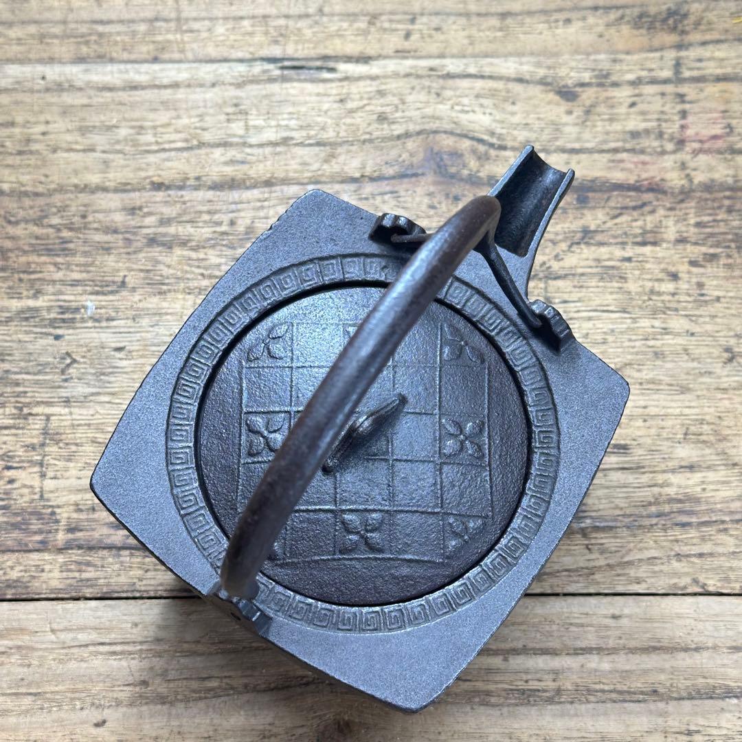 a724 送料込 遠州公好 檜垣地紋 四方絢鍋 金襴手蓋 御釜師