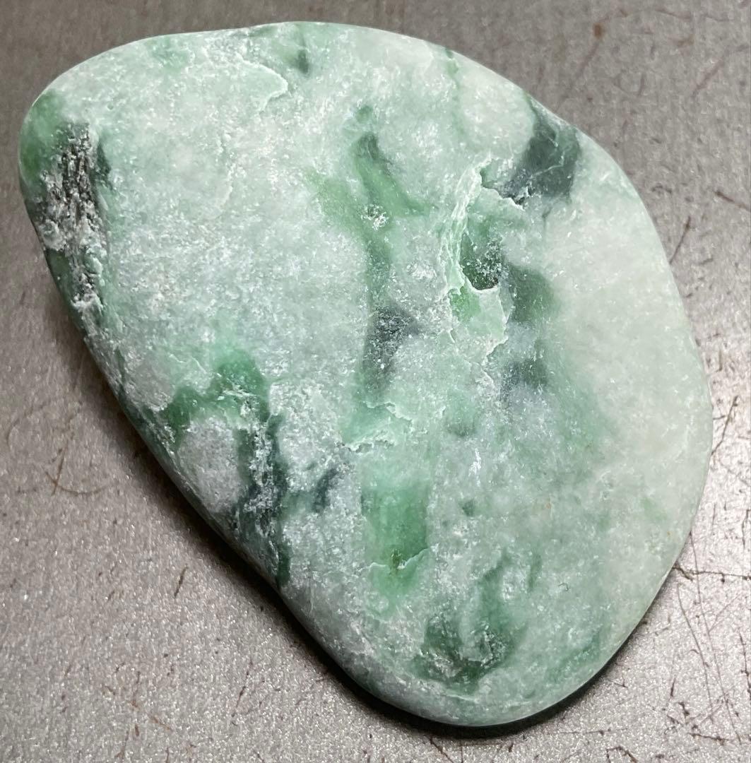 白地に緑色 糸魚川翡翠20g ヒスイ ひすい - メルカリ