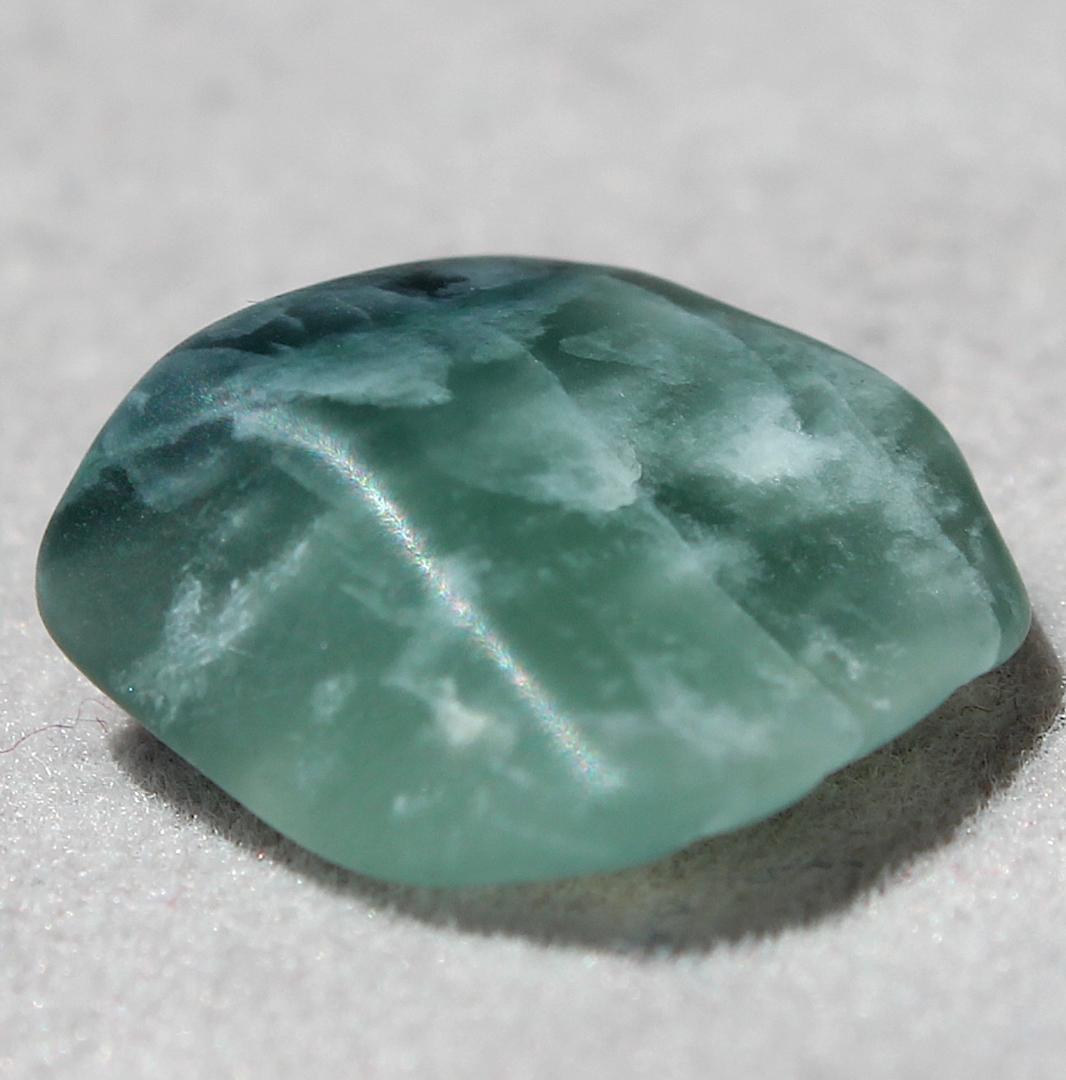 ［半透明の翡翠］糸魚川翡翠 原石 2.2g