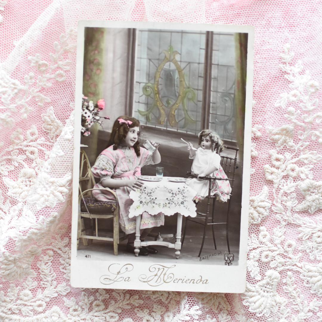 *アンティークポストカード　お人形とおままごとを楽しむ可愛い少女 アンティークポストカード お人形とおままごとを楽しむ可愛い少女