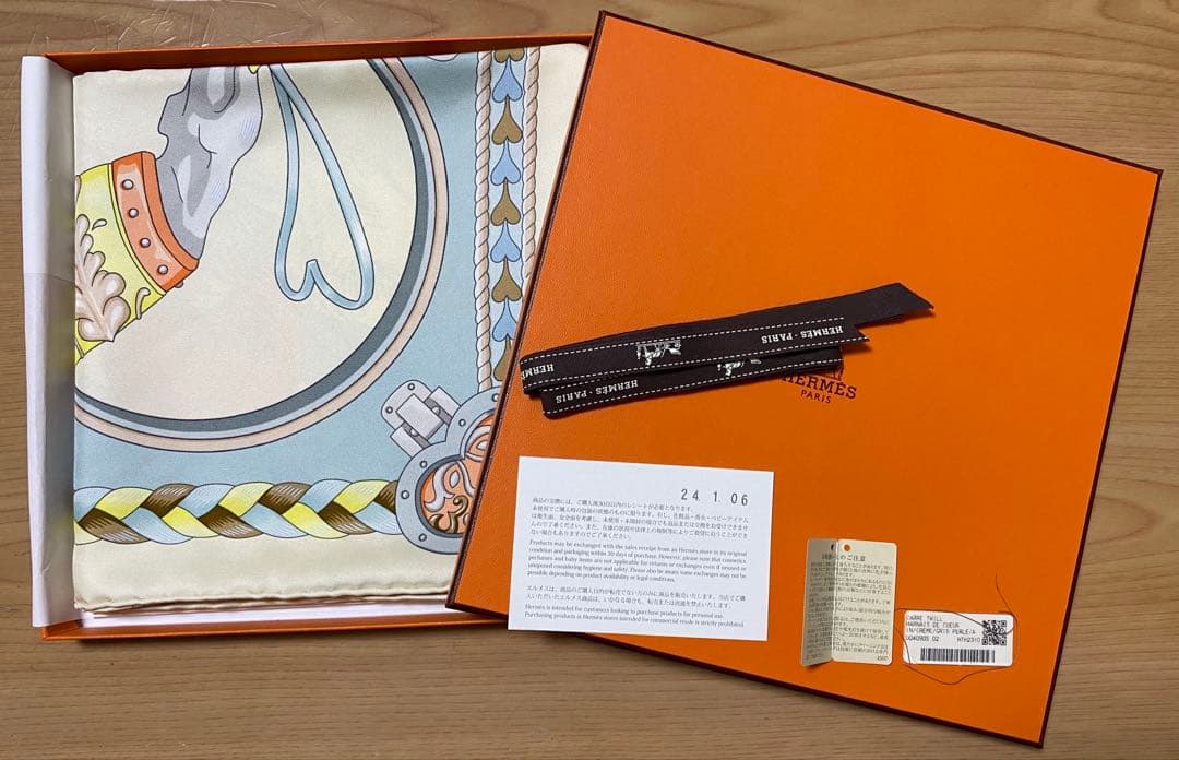 HERMES エルメス　スカーフ　カレ 90 《アルネ・ドゥ・クール》