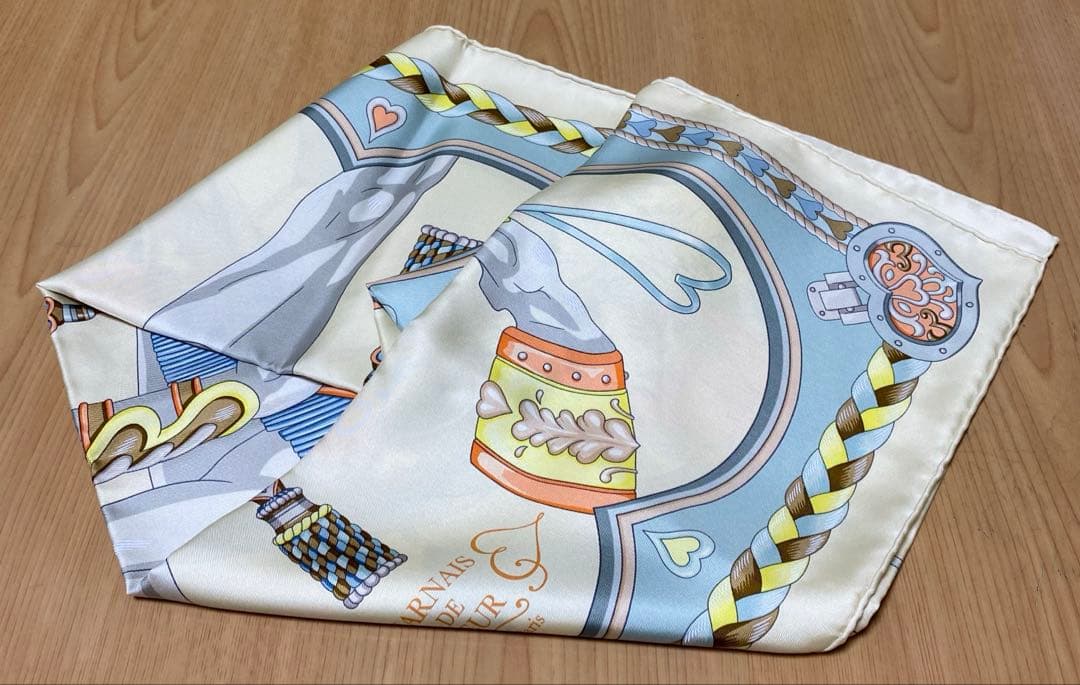 HERMES エルメス　スカーフ　カレ 90 《アルネ・ドゥ・クール》