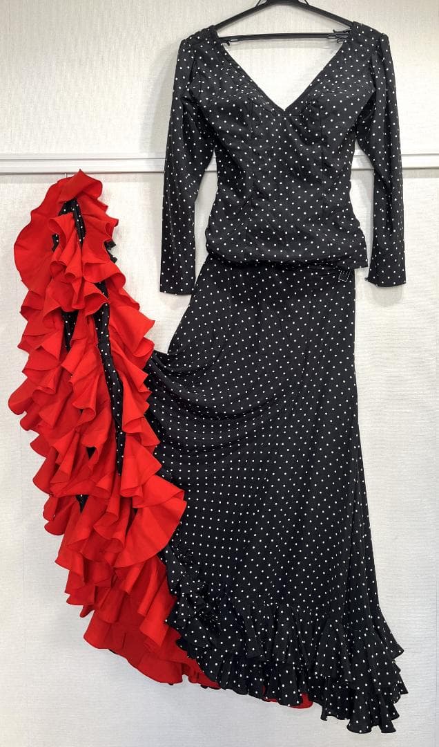 フラメンコ衣装 ツーピース ブラック×ホワイト水玉 レッドフリル 楽天市場】フラメンコ シージョ 巻きスカート セット 黒白水玉シージョ