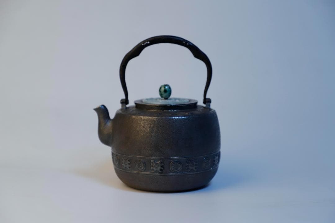 純銀製 青銅器紋 玉摘蓋 湯沸 銀瓶 煎茶道具 展品介绍】 . 藏六造饕餮紋玉環摘銀壺. 此壺承載日本金工第一世家「藏