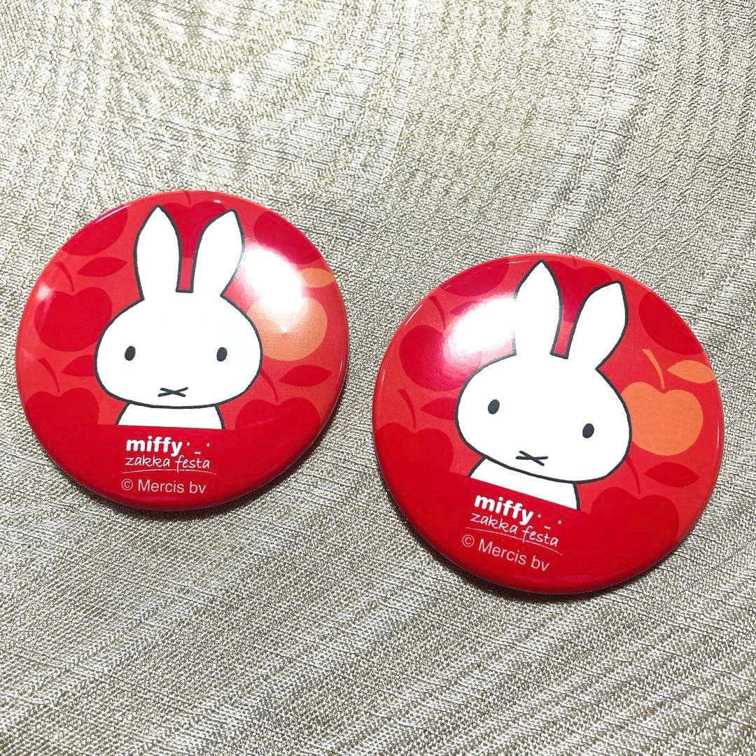 ミッフィーzakkaフェスタ2026 りんご柄缶バッジ2個セット - メルカリ
