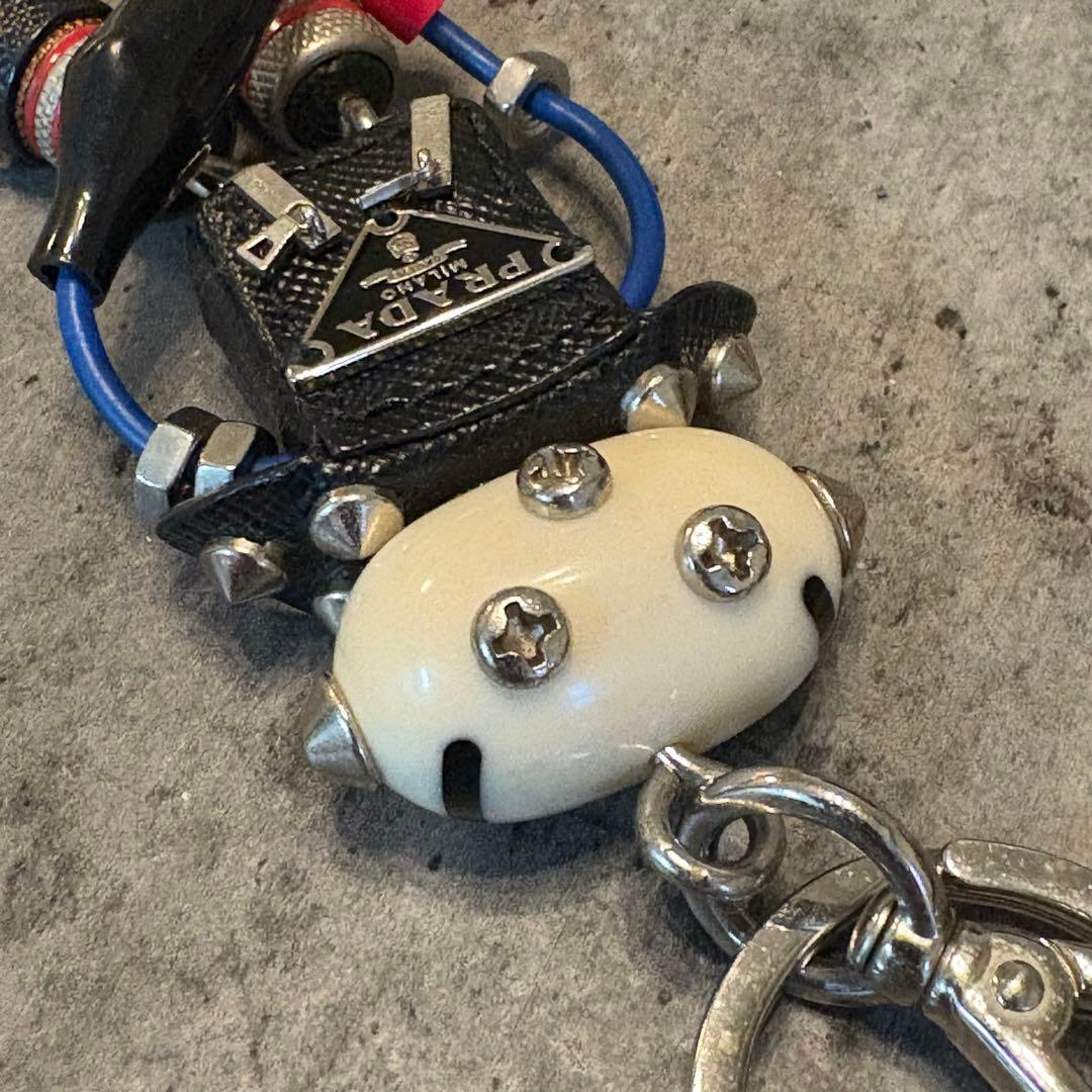 プラダ ロボットキーホルダー エドワード 三角プレート