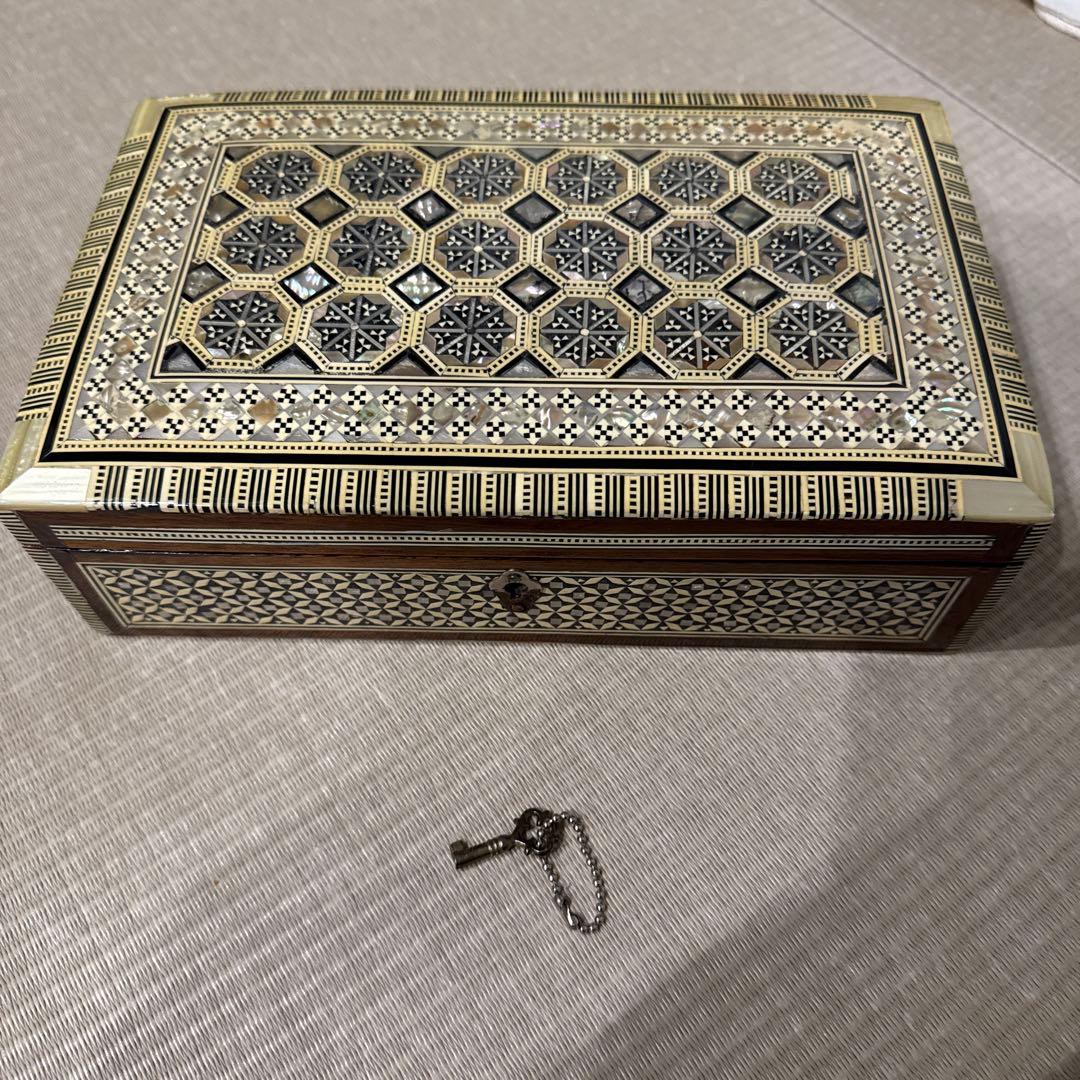 アンティーク ○木彫 螺鈿 らでん細工 宝石箱 小物入れ 鍵付 - メルカリ