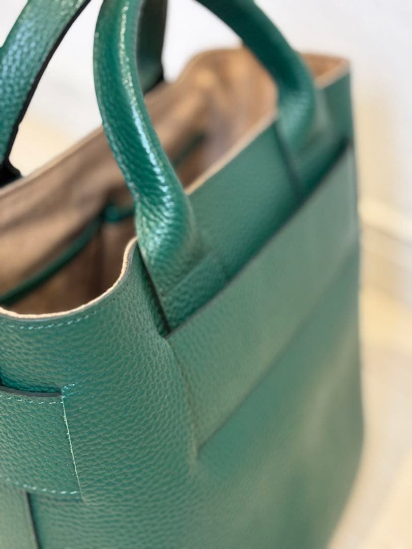 Ch!iiiチーバッグ 超美品 グリーンレザーのベルトトートバッグ - メルカリ