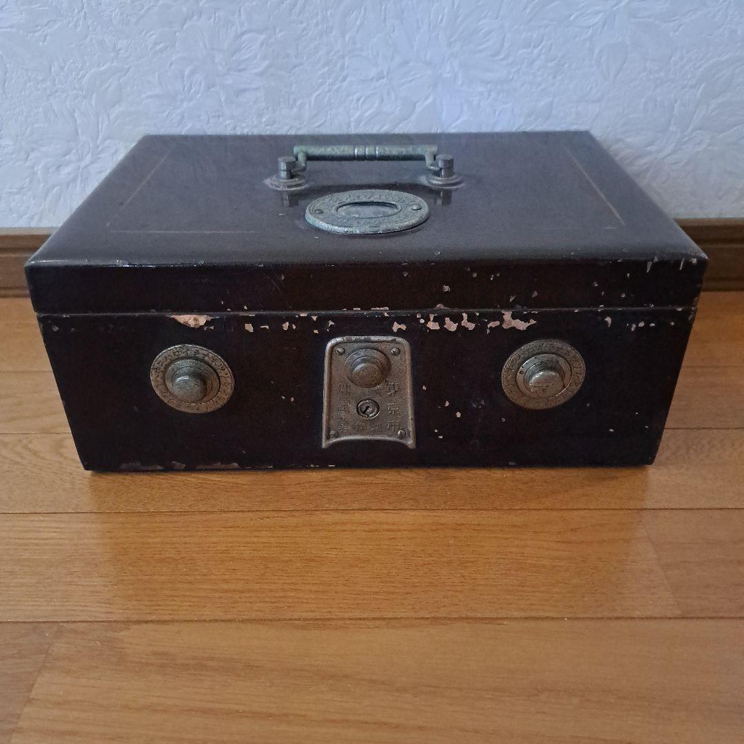 昭和レトロ 手提げ金庫 盗難防止チェーン付き - メルカリ