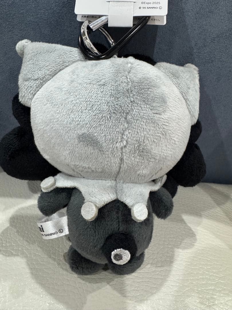 黒ミャクミャク なりきり ぬいぐるみ）カラビナ付き サンリオ クロミ