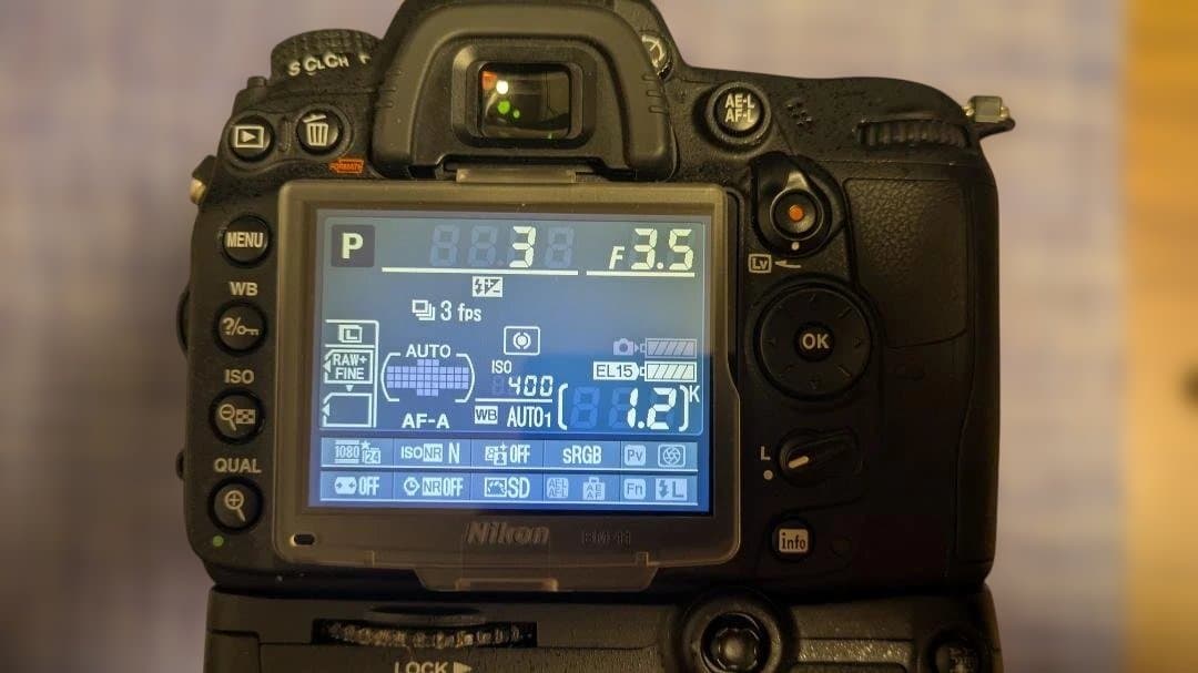 Nikon D7000 + 18-200mm F3.5-5.6 + 64G✕2