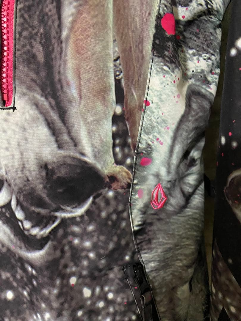 VOLCOM レディースS スノーボードジャケット オオカミ 総柄 ボルコム