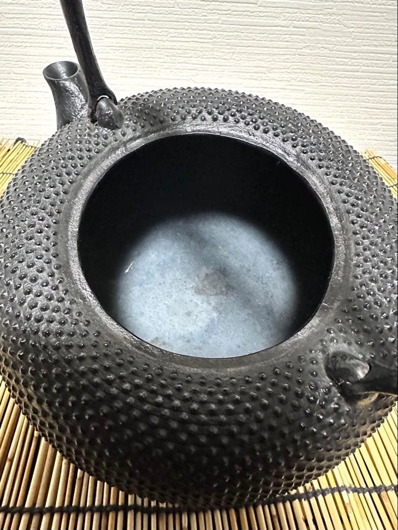 未使用品、タグ付 南部照光堂 心斎作 18型アラレ 南部鉄瓶 南部鉄器