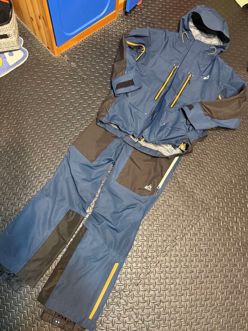  Peak × mountain of moods ウエアー　上下セット Snow Peak x Mountain of Moods Winter 2022 Collection | Hypebeast