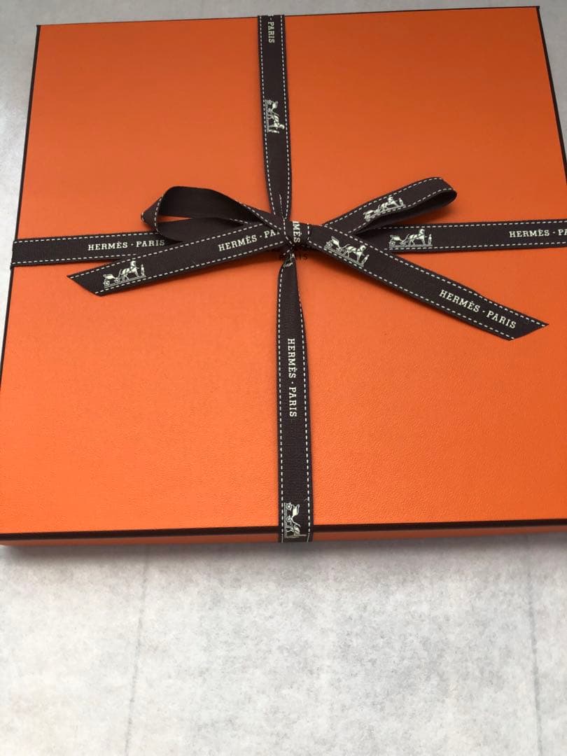 新品　エルメス　カレ 90 《ル・ポミエ・セリエ》　白黒　26春夏　新作