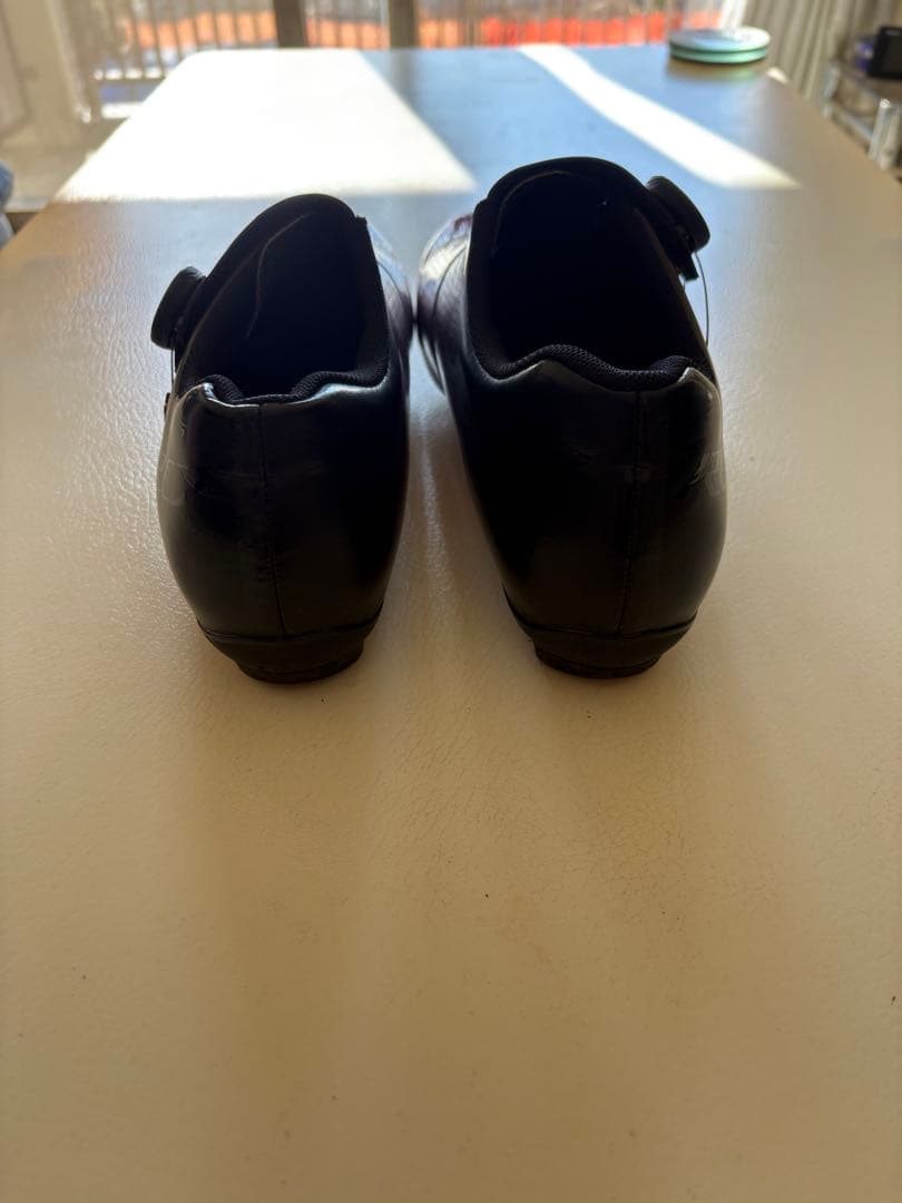 インソールは未使用のシマノRC701 44Eのワイドサイズ 赤から黒色