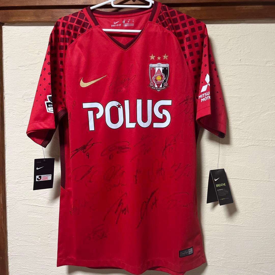 浦和レッズ 17選手サイン入り Nike シャツ Mサイズ - メルカリ