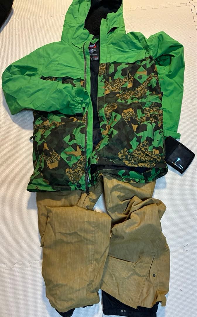 スノーボードウェアセット　686 （ジャケット・パンツ・手袋・ゴーグル） ESTIVO スノーボードウェアセット（ジャケット・パンツ・ゴーグル