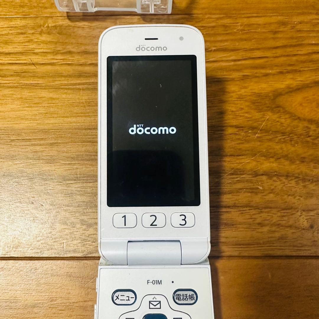 ドコモ らくらくホン F-01M ホワイト通電確認済 初期化済 - メルカリ