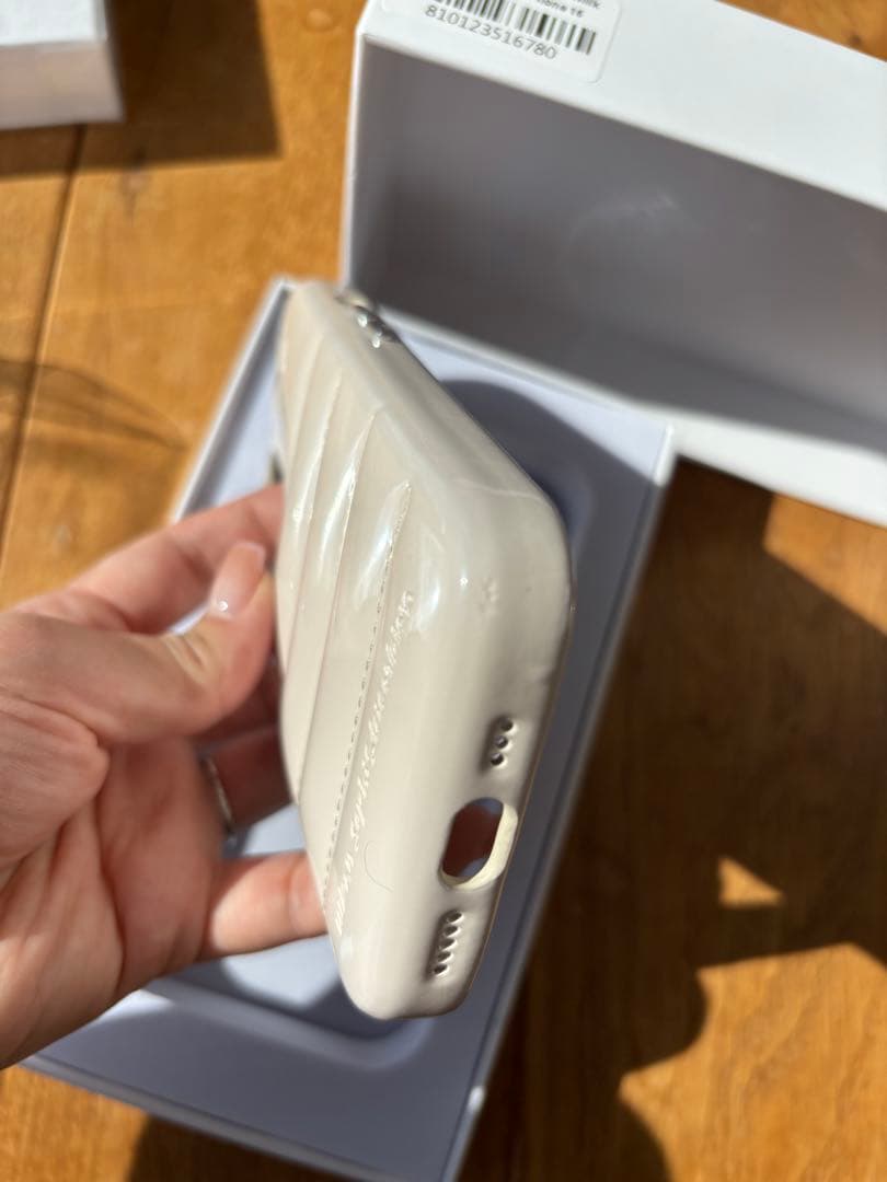 The Puffer Case - Oat Milk / iPhone 16用 - メルカリ