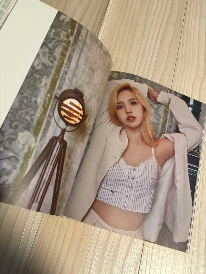 アイドル Yes, I am Mina 1st Photo Book