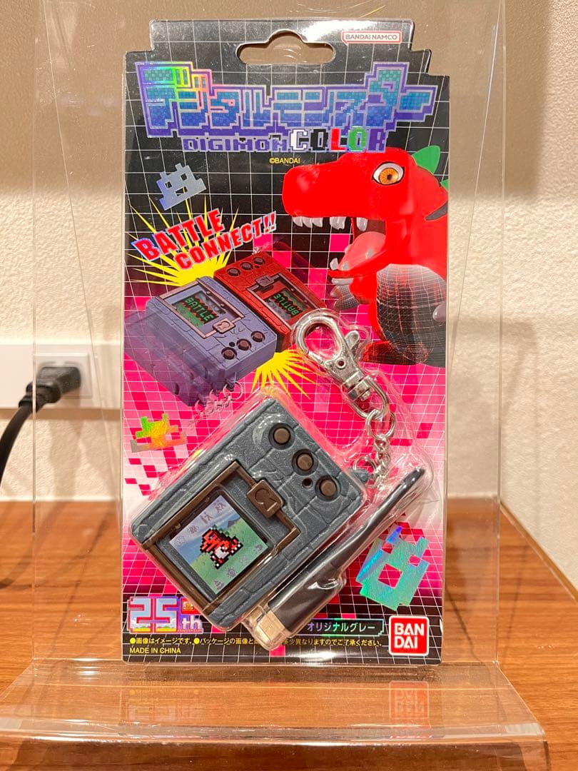 デジタルモンスター COLOR Ver.1 オリジナルグレー　25th デジタルモンスター生誕25周年を記念し、あの携帯玩具にカラー液晶を